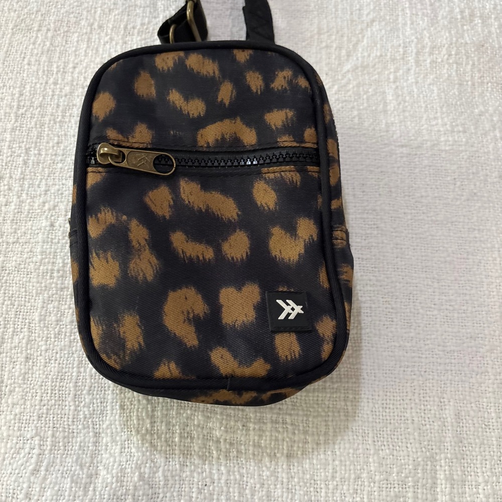 Thread Wallets Crossbody Bag Leopard Print Animal Pattern Small Messenger Bag
